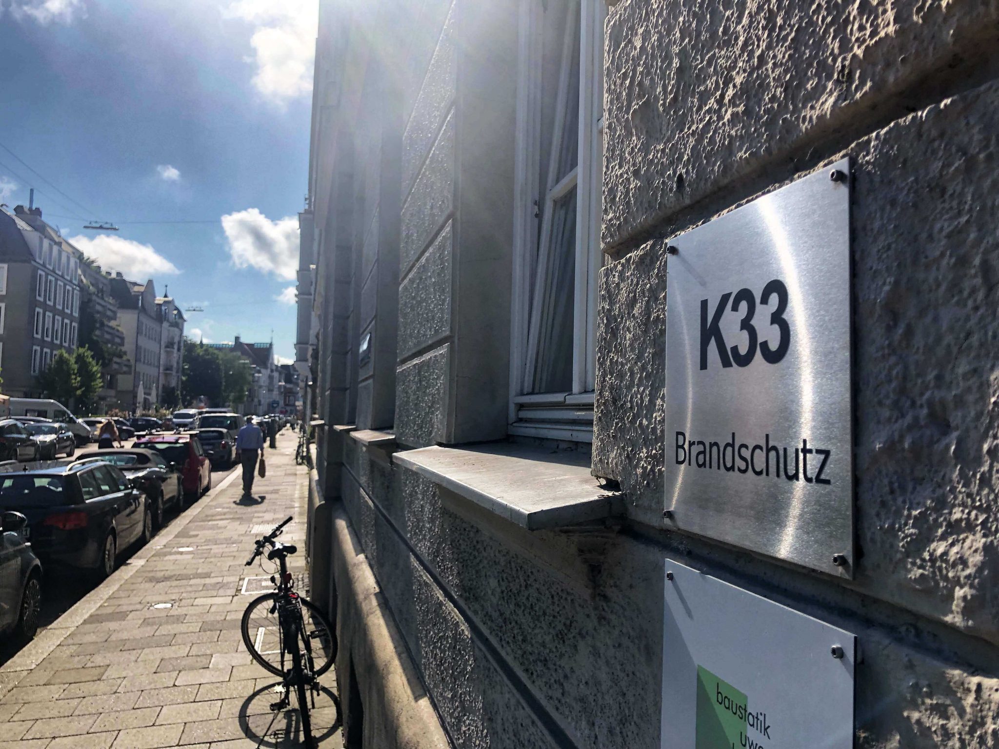 Türschild des Büros K33 Brandschutz in der Kaiserstraßein München